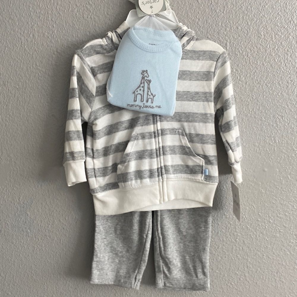 NWT- Carters- 3 piece set- “mommy loves me” Size 3 month